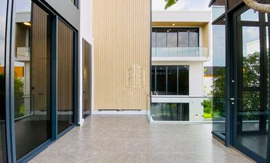 VIVE New Krungthep Kreetha Luxury 3-Storey Modern Home with Exclusive Privacy
