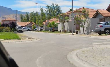 Brown Propiedades vende linda casa en el condominio Aires de Buin