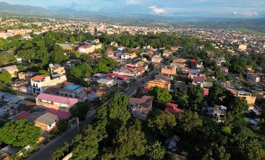 Terreno plano de 1.42 ha en plena Av. Circunvalación, una de las principales vías de tránsito de la ciudad. Un espacio dormido que espera ser transformado.