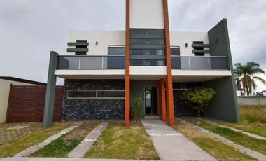 CASA EN RENTA EN CAÑADAS DEL LAGO, 3 RECS.3.5 BAÑOS, JARDIN,