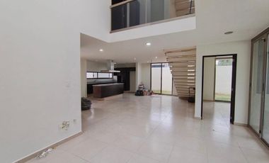 CASA EN RENTA EN CAÑADAS DEL LAGO, 3 RECS.3.5 BAÑOS, JARDIN,