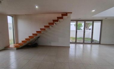CASA EN RENTA EN CAÑADAS DEL LAGO, 3 RECS.3.5 BAÑOS, JARDIN,