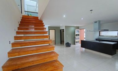 CASA EN RENTA EN CAÑADAS DEL LAGO, 3 RECS.3.5 BAÑOS, JARDIN,