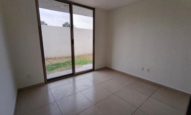 CASA EN RENTA EN CAÑADAS DEL LAGO, 3 RECS.3.5 BAÑOS, JARDIN,