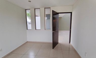 CASA EN RENTA EN CAÑADAS DEL LAGO, 3 RECS.3.5 BAÑOS, JARDIN,