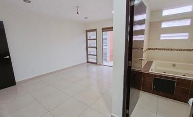 CASA EN RENTA EN CAÑADAS DEL LAGO, 3 RECS.3.5 BAÑOS, JARDIN,