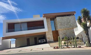 EXPECTACULAR CASA CON ALBERCA EN CLUB DE GOLF LA LOMA