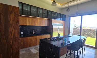 EXPECTACULAR CASA CON ALBERCA EN CLUB DE GOLF LA LOMA