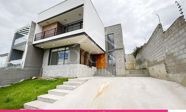 (C-448) Vendo Casa en Cuenca Sector Chaullabamba  3 dormitorios,  jacuzzi 3 Garaje, Bodega.
