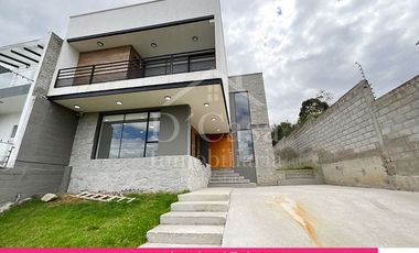 (C-448) Vendo Casa en Cuenca Sector Chaullabamba  3 dormitorios,  jacuzzi 3 Garaje, Bodega.