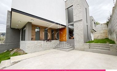 (C-448) Vendo Casa en Cuenca Sector Chaullabamba  3 dormitorios,  jacuzzi 3 Garaje, Bodega.