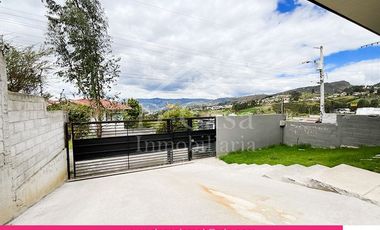 (C-448) Vendo Casa en Cuenca Sector Chaullabamba  3 dormitorios,  jacuzzi 3 Garaje, Bodega.