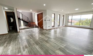 (C-448) Vendo Casa en Cuenca Sector Chaullabamba  3 dormitorios,  jacuzzi 3 Garaje, Bodega.