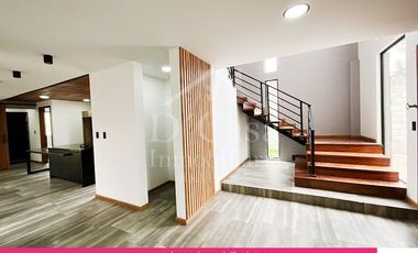 (C-448) Vendo Casa en Cuenca Sector Chaullabamba  3 dormitorios,  jacuzzi 3 Garaje, Bodega.