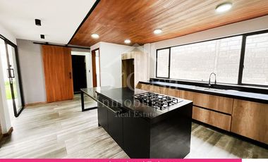 (C-448) Vendo Casa en Cuenca Sector Chaullabamba  3 dormitorios,  jacuzzi 3 Garaje, Bodega.