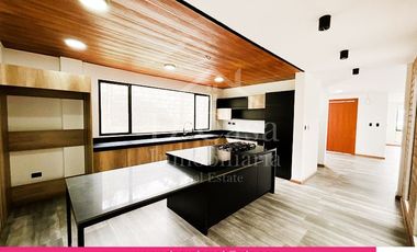 (C-448) Vendo Casa en Cuenca Sector Chaullabamba  3 dormitorios,  jacuzzi 3 Garaje, Bodega.