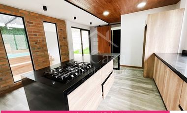 (C-448) Vendo Casa en Cuenca Sector Chaullabamba  3 dormitorios,  jacuzzi 3 Garaje, Bodega.