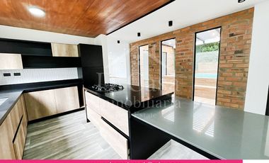 (C-448) Vendo Casa en Cuenca Sector Chaullabamba  3 dormitorios,  jacuzzi 3 Garaje, Bodega.