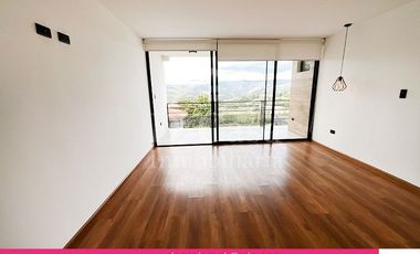 (C-448) Vendo Casa en Cuenca Sector Chaullabamba  3 dormitorios,  jacuzzi 3 Garaje, Bodega.