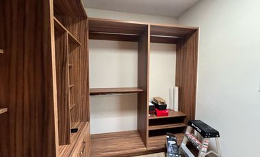 Casa amueblada en Renta en Altozano, Morelia! De 3 niveles Exclusivo fracc. privado, arbolado y con vigilancia 24/7. Disfruta de una vista panorámica