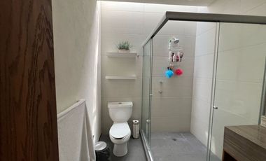 Casa amueblada en Renta en Altozano, Morelia! De 3 niveles Exclusivo fracc. privado, arbolado y con vigilancia 24/7. Disfruta de una vista panorámica