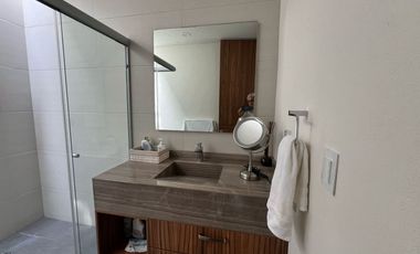 Casa amueblada en Renta en Altozano, Morelia! De 3 niveles Exclusivo fracc. privado, arbolado y con vigilancia 24/7. Disfruta de una vista panorámica