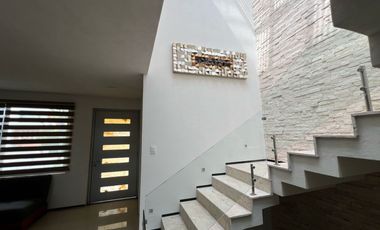 Casa amueblada en Renta en Altozano, Morelia! De 3 niveles Exclusivo fracc. privado, arbolado y con vigilancia 24/7. Disfruta de una vista panorámica