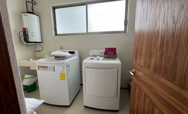 Casa amueblada en Renta en Altozano, Morelia! De 3 niveles Exclusivo fracc. privado, arbolado y con vigilancia 24/7. Disfruta de una vista panorámica