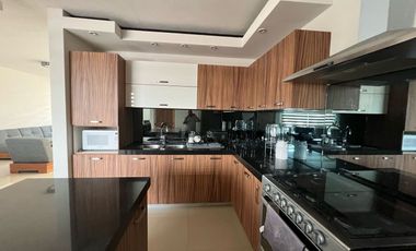 Casa amueblada en Renta en Altozano, Morelia! De 3 niveles Exclusivo fracc. privado, arbolado y con vigilancia 24/7. Disfruta de una vista panorámica