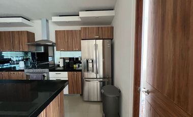 Casa amueblada en Renta en Altozano, Morelia! De 3 niveles Exclusivo fracc. privado, arbolado y con vigilancia 24/7. Disfruta de una vista panorámica