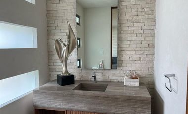 Casa amueblada en Renta en Altozano, Morelia! De 3 niveles Exclusivo fracc. privado, arbolado y con vigilancia 24/7. Disfruta de una vista panorámica