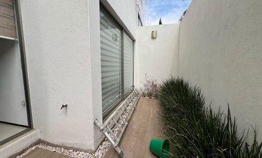 Casa amueblada en Renta en Altozano, Morelia! De 3 niveles Exclusivo fracc. privado, arbolado y con vigilancia 24/7. Disfruta de una vista panorámica