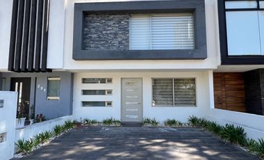 Casa amueblada en Renta en Altozano, Morelia! De 3 niveles Exclusivo fracc. privado, arbolado y con vigilancia 24/7. Disfruta de una vista panorámica