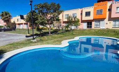 Casa dos recámaras con alberca pasa el transporte en la puerta