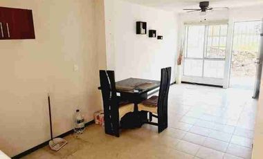 Casa dos recámaras con alberca pasa el transporte en la puerta