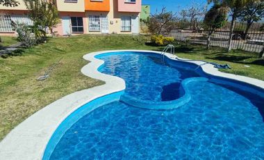 Casa dos recámaras con alberca pasa el transporte en la puerta