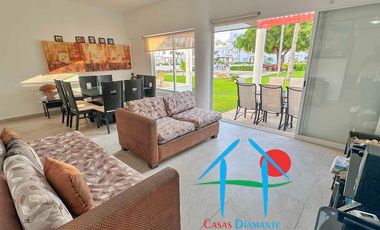 Casa con terraza privada con salida al jardín y alberca del condominio