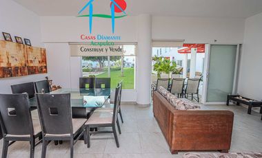 Casa con terraza privada con salida al jardín y alberca del condominio