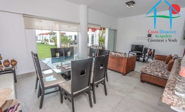 Casa con terraza privada con salida al jardín y alberca del condominio