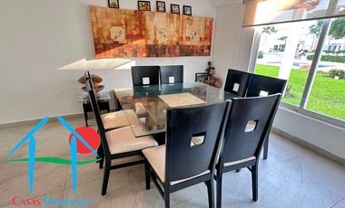 Casa con terraza privada con salida al jardín y alberca del condominio