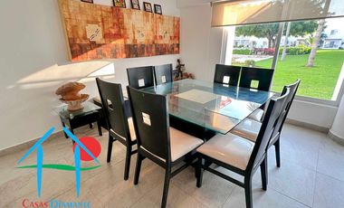 Casa con terraza privada con salida al jardín y alberca del condominio