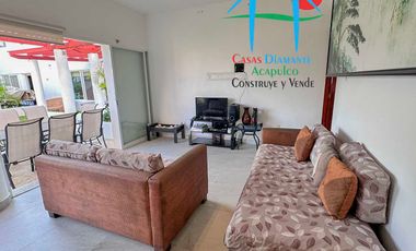 Casa con terraza privada con salida al jardín y alberca del condominio