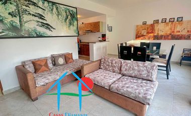 Casa con terraza privada con salida al jardín y alberca del condominio