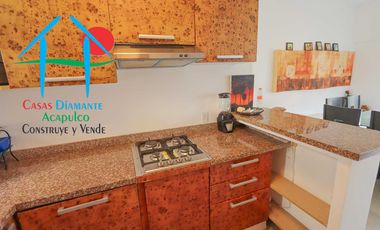 Casa con terraza privada con salida al jardín y alberca del condominio