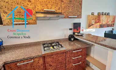 Casa con terraza privada con salida al jardín y alberca del condominio