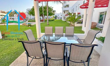 Casa con terraza privada con salida al jardín y alberca del condominio