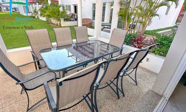 Casa con terraza privada con salida al jardín y alberca del condominio