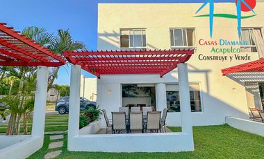 Casa con terraza privada con salida al jardín y alberca del condominio