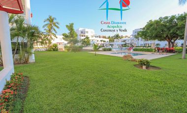 Casa con terraza privada con salida al jardín y alberca del condominio