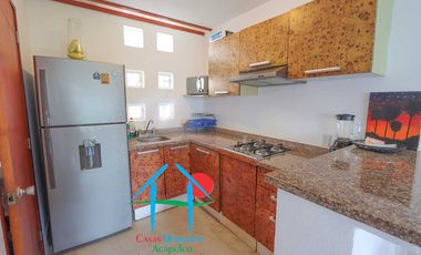 Casa con terraza privada con salida al jardín y alberca del condominio